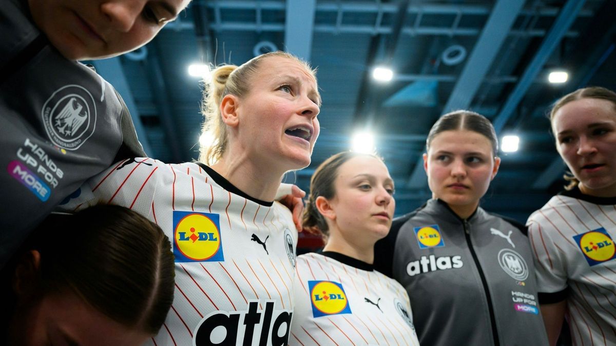 Erstmals DHB-Kapitänin: Antje Döll (2.v.l.)