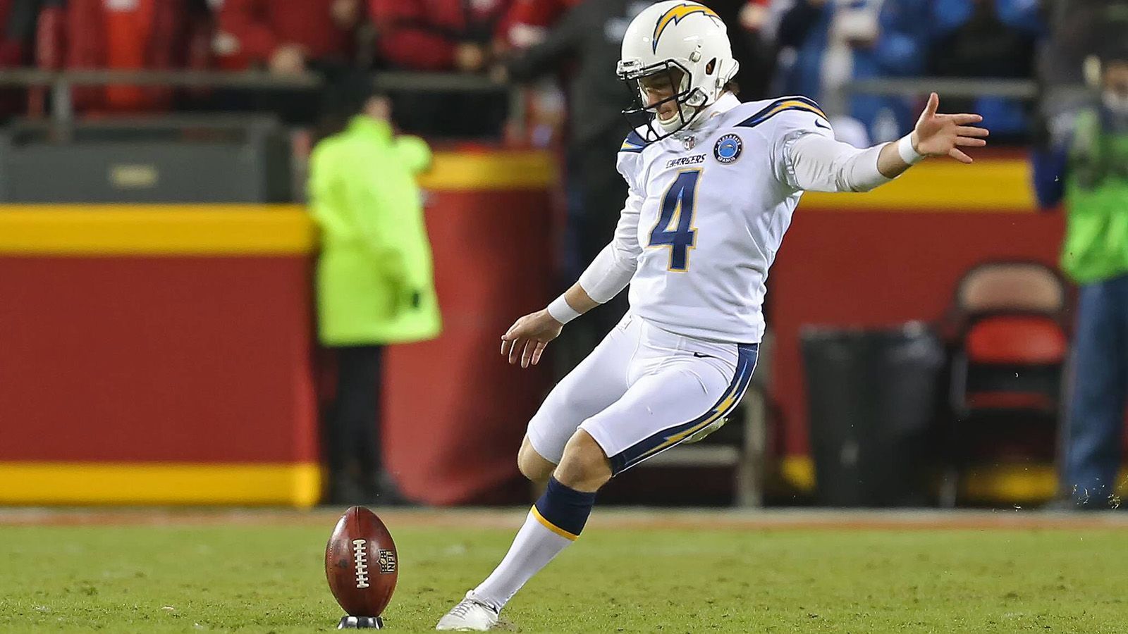 
                <strong>Mike Badgley (Kicker, Los Angeles Chargers)</strong><br>
                Obwohl er seine erste NFL-Saison spielt, hat sich Mike Badgley als einer der zuverlässigsten Kicker etabliert. In der gesamten Regular Season verschoss er nur einen Field-Goal-Versuch. Auch in der Wild Card Round gegen die Ravens war auf den Rookie Verlass (fünf von sechs Field-Goal-Versuchen getroffen). Dass ein Kicker mit Nervenflattern alle Träume zunichte machen kann, hat man am vergangenen Wochenende bei den Bears gesehen. Zudem steht auf der gegnerischen Seite mit Stephen Gostkowski ein Mann mit ganz viel Erfahrung.
              