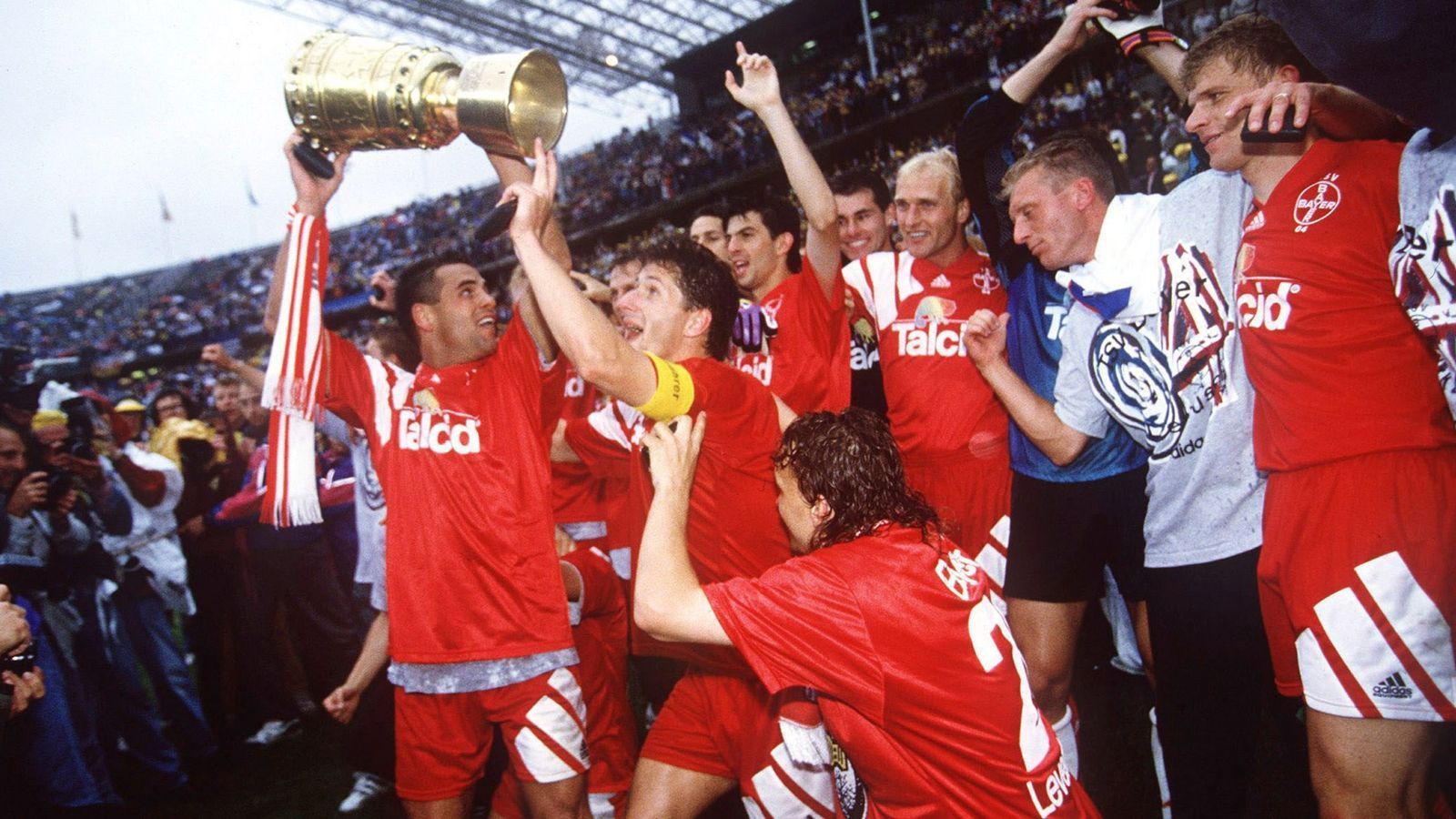 
                <strong>Einziger Sieg gegen Hertha Amateure</strong><br>
                Der letzte Sieg der Leverkusener im DFB-Pokal liegt allerdings schon etwas länger zurück. Zum Ende der Saison 1992/93 schlug die Mannschaft um Ulf Kirsten (mit Pokal in den Händen) die Amateure von Hertha BSC und konnte so das erste und bisher letzte Mal den DFB-Pokal in den Händen halten. Halbfinalgegner Saarbrücken scheiterte damals als Zweitligist übrigens in der 2. Hauptrunde an der Mannschaft des 1. FC Carl-Zeiss Jena. 
              