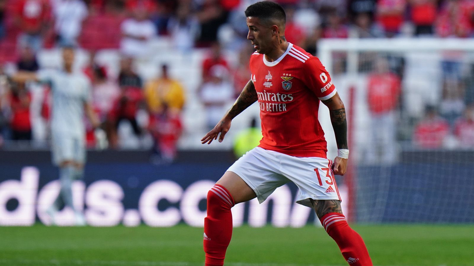 
                <strong>20. Enzo Fernandez (Benfica Lissabon/ 44,25 Millionen Euro)</strong><br>
                Enzo Fernandez wechselte im Sommer 2022 von River Plate nach Lissabon und spielte eine herausragende Hinrunde. Dann kam die WM und der Argentinier wurde zu einem der Superstars und schließlich Weltmeister. Kein Wunder, dass Benfica den 22-Jährigen nicht länger halten konnte. Der FC Chelsea bot verrückte 121 Millionen Euro für einen Winter-Transfer, da konnte Benfica nicht "Nein" sagen. Sportlich erwies sich der schnelle Wechsel für Fernandez als Fehler. In London erlebte der defensive Mittelfeldspieler eine Horrorsaison, auch seine eigenen Leistungen ließen zu wünschen übrig. Es müsste demnach zwei Noten geben. Die 1 für die Hinrunde, eine 4 für die Rückrunde. ran-Note: 3
              