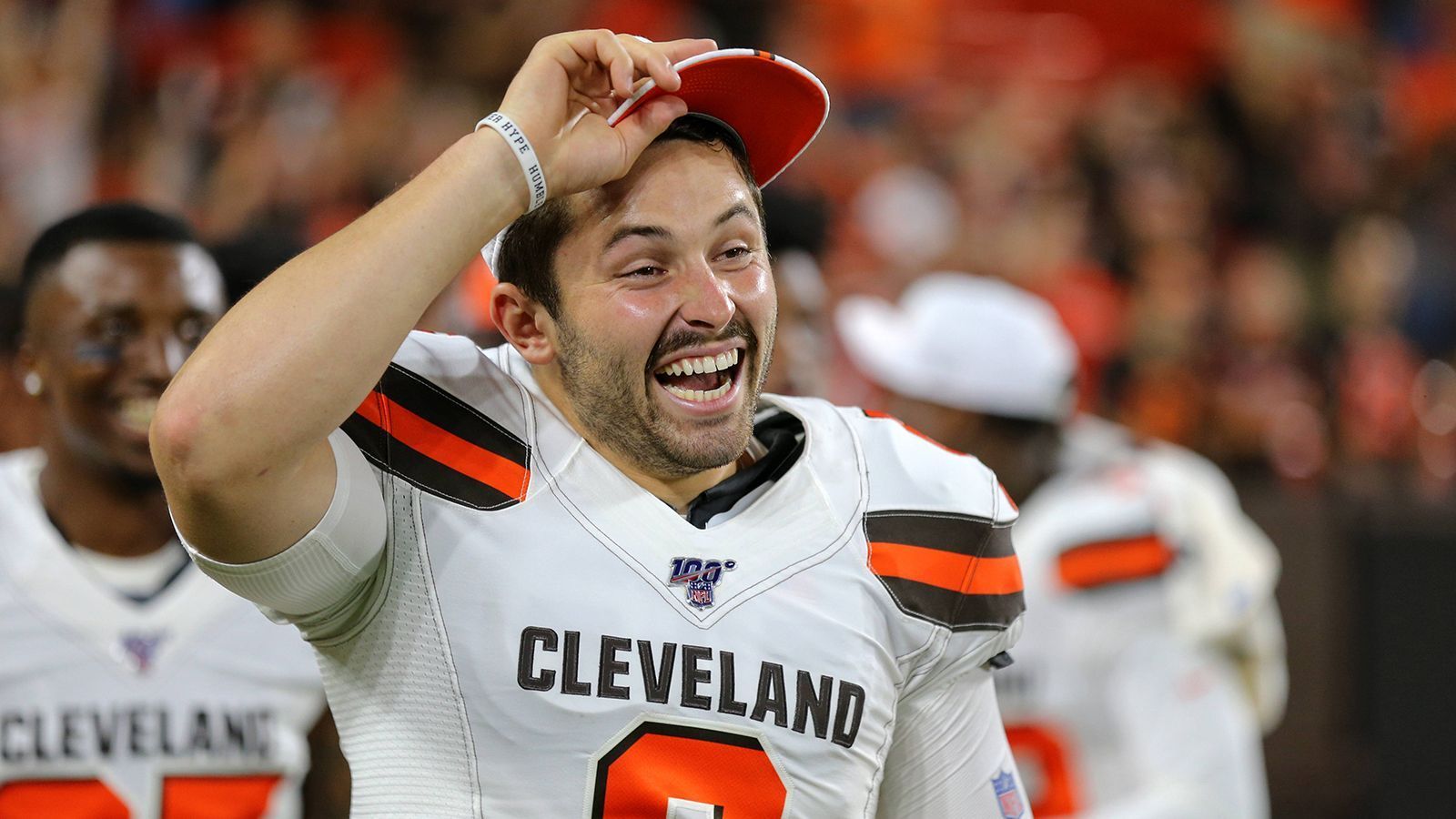 
                <strong>2017: Baker Mayfield (Quarterback - University of Oklahoma)</strong><br>
                Als Fans und Experten in aller Deutlichkeit ihre Zweifel erhoben, dass Mayfield die Browns weiterbringen kann, führte er seine Mannschaft zum größten Erfolg des Jahrtausends. In der vergangenen Saison erreichte er mit Cleveland die Divisional Round der Playoffs und das lag auch daran, dass der 26-Jährige seine Fehlerquote nach unten schraubte. 2018 wurde er an erster Stelle gedraftet und übernahm schon in Woche vier den Starter-Posten. Sein Wurf ist stabil, Mayfield kratzte immer an der 4.000-Yards-Marke, aber in entscheidenden Situation versagten ihm zu oft die Nerven. In der vergangenen Saison hat er gezeigt, dass er da sein kann, wenn es darauf ankommt. Nun muss er diese Entwicklung bestätigen. 
              