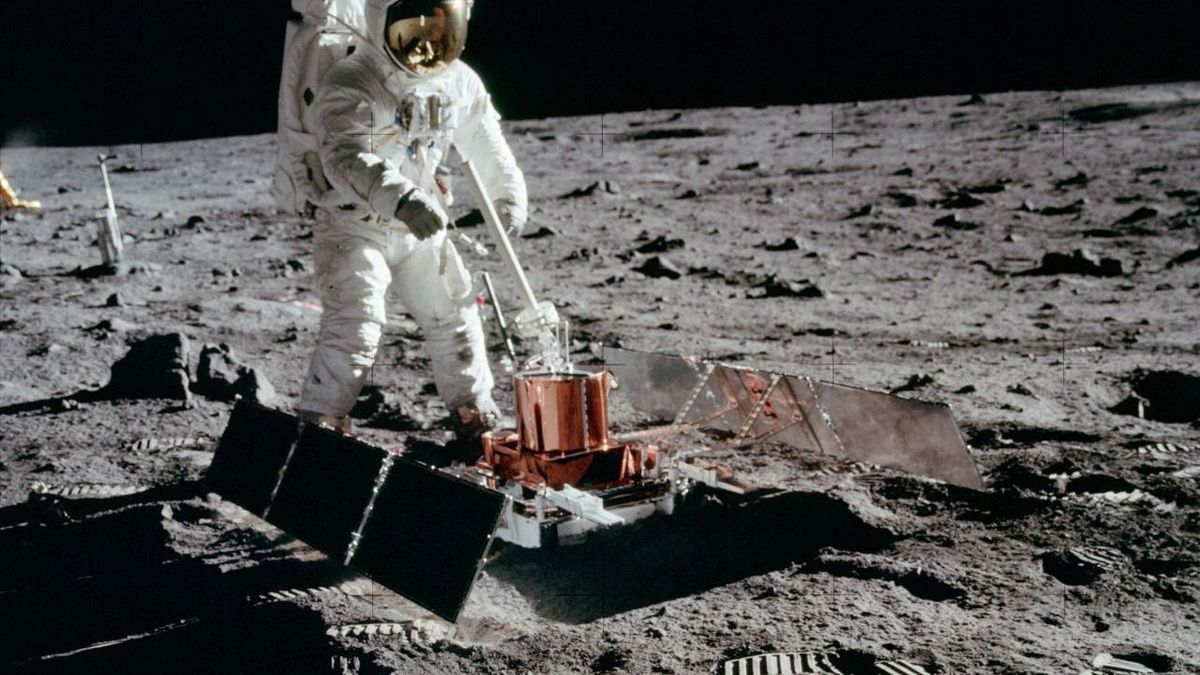 Nasa Apollo 11 Astronaut Buzz Aldrin Baut Seismisches Expermient Auf