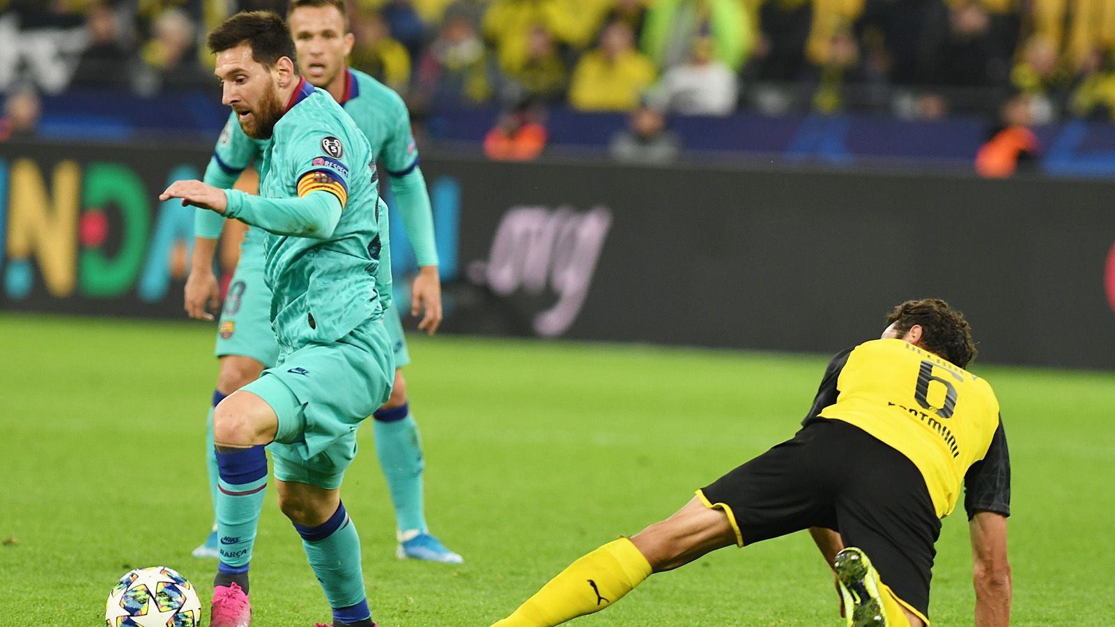 
                <strong>Gruppe F </strong><br>
                FC Barcelona – Borussia DortmundGewinnt Barcelona sein Heimspiel gegen Dortmund, dann sichern sich die Katalanen den Gruppensieg, mit einem Remis wäre auf jeden Fall schon mal die Europa-League-Teilnahme fix, sollte Inter Mailand (4) bei Slavia Prag (2) nicht gewinnen, sogar das CL-Achtelfinale. Sollten die Borussen siegen, hätte der BVB Platz drei auf alle Fälle sicher und sehr gute Chancen auf Platz 2.
              