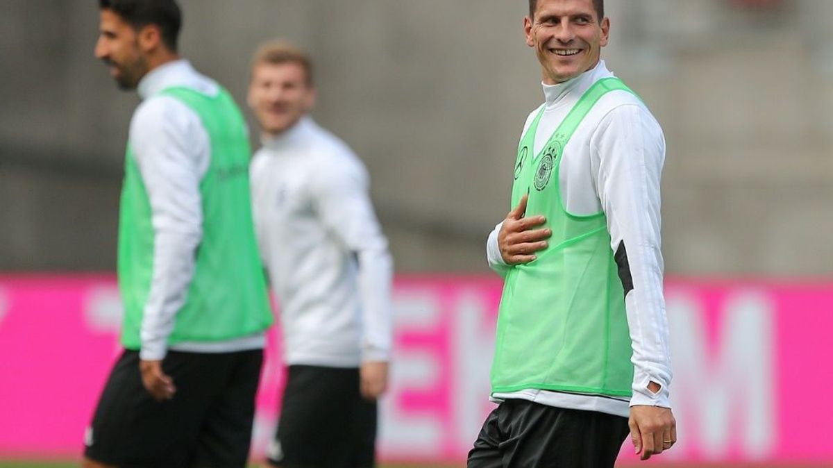 Mario Gomez (r.) lobt Timo Werner in den höchsten Tönen