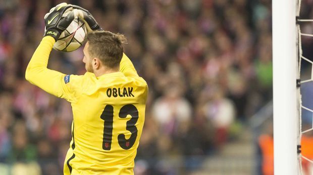 
                <strong>Jan Oblak</strong><br>
                Jan Oblak: Für den Keeper begann das Spiel mit einer Unsicherheit nach einer Flanke von Vidal. Der Slowene kam nicht an den Ball. Ansonsten wirkte Oblak gewohnt sicher, parierte einen Martinez-Kopfball und Vidals Distanzschuss souverän. Bei Alabas Kracher an die Querlatte wäre der Torhüter aber chancenlos gewesen. ran.de-Note: 3+
              