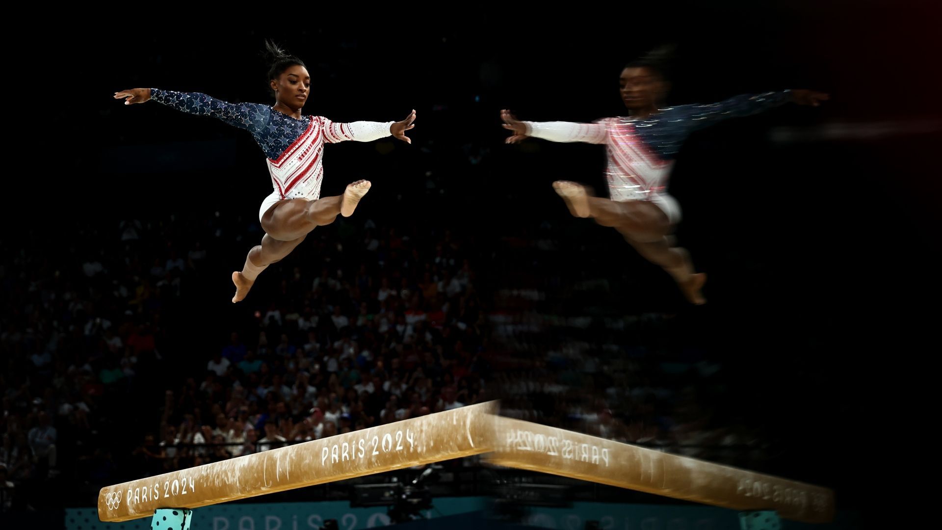 <strong>Olympia 2024: Die besten Bilder des vierten Tages</strong><br>Diese Aufnahme der doppelten Simone Biles ist natürlich ein optischer Kniff. Dennoch hat man am Dienstagabend während des Team-Finals&nbsp; das Gefühl, als ob er Turn-Superstar aus den USA allgegenwärtig ist.