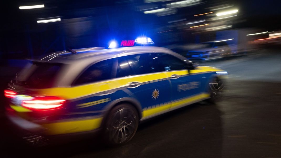 Nachdem die Polizei einen Unbekannten in einem gestohlenen Auto entdeckte, gab der Tatverdächtige Gas und prallte gegen zahlreiche Autos. (Symbolbild)