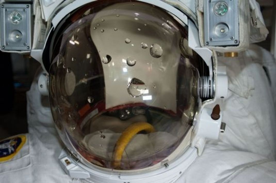 Erst nach Tests auf der Erde erkannten die NASA-Ingenieure, dass sich eine tödliche Gefahr in den Raumanzügen verbarg:  Durch einen technischen Fehler konnte Wasser in den Helm der Astronauten gelangen.  