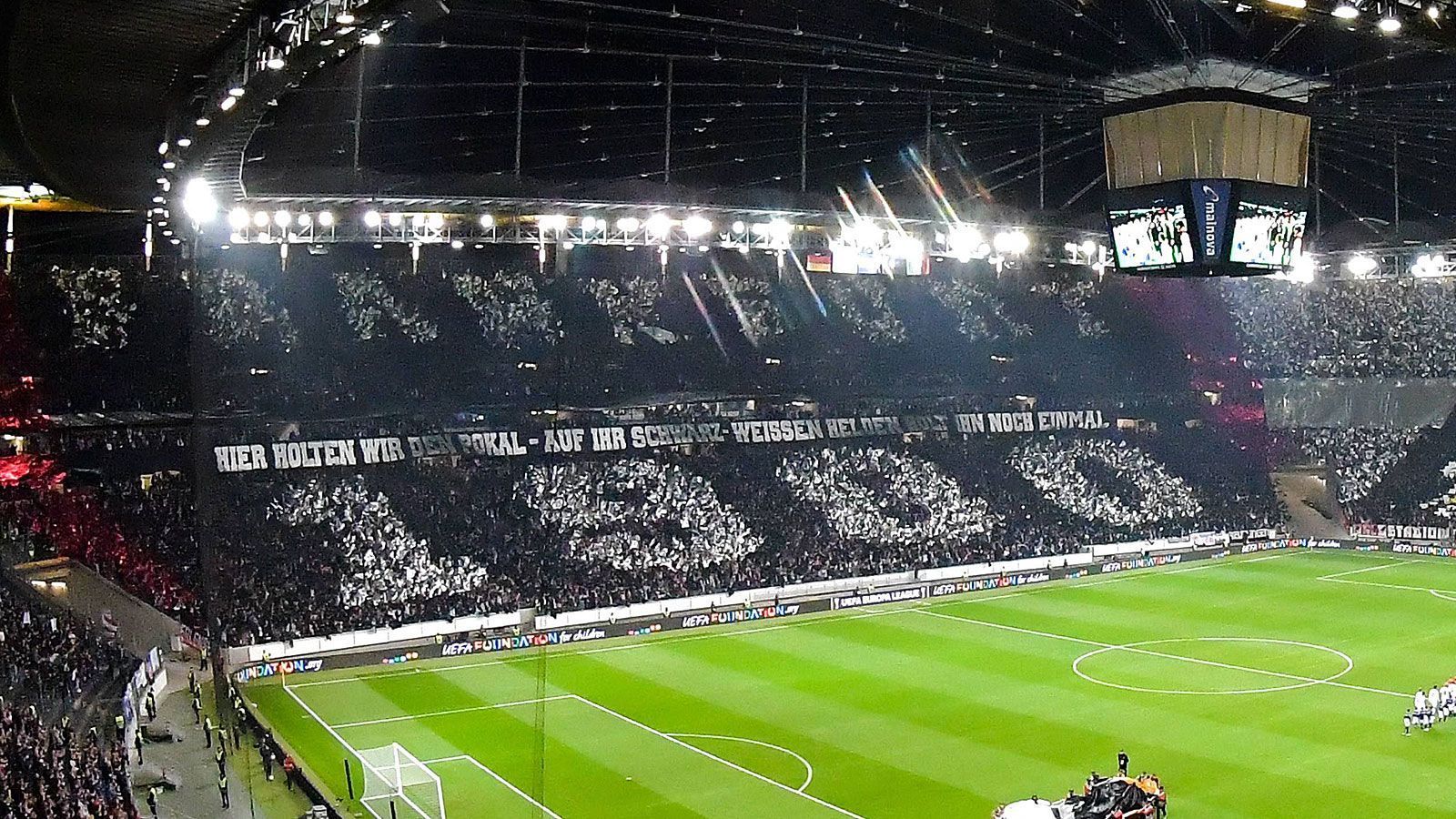 
                <strong>Heimspiel gegen Lazio Rom (4. Oktober 2018)</strong><br>
                Ebenfalls gegen Lazio erinnerten die Frankfurter Fans an den UEFA-Pokal-Triumph 1980 - der bislang einzige internationale Erfolg des Vereins.
              