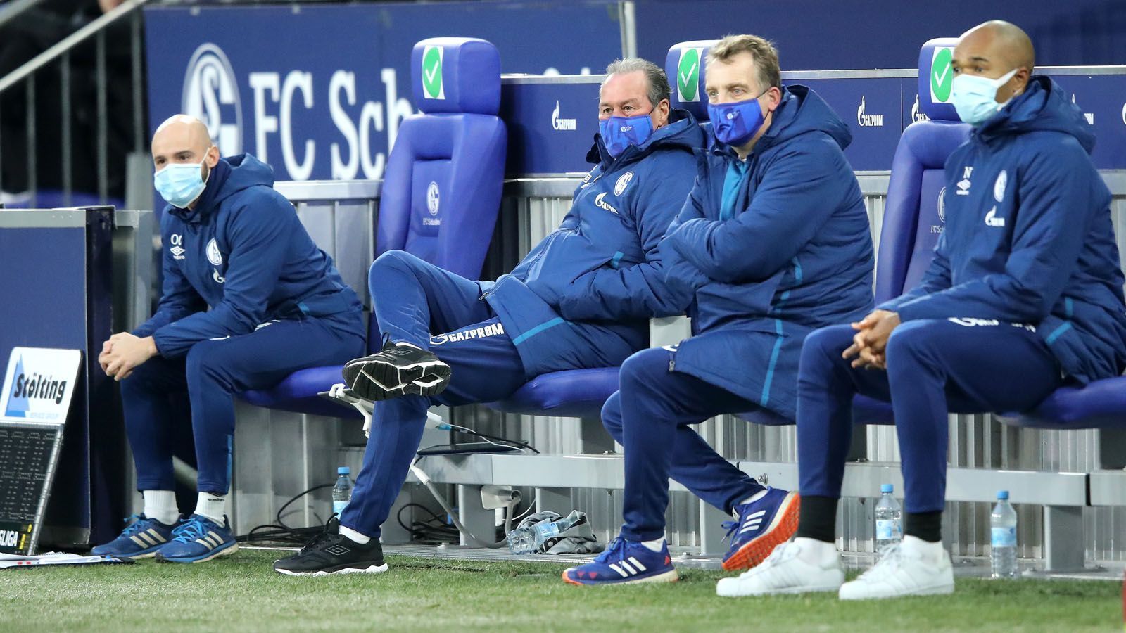 
                <strong>Beide Teams sehr vorsichtig</strong><br>
                Interims-Trainer Stevens sieht eine schwache erste Halbzeit zweier Teams, die hauptsächlich um Sicherheit bemüht sind. Wer kann es ihnen verdenken. Vor allem Schalke steht mit dem Rücken zur Wand. Bei einer weiteren Niederlage würde der Rückstand auf den Relegationsplatz schon sechs Punkte betragen. 
              