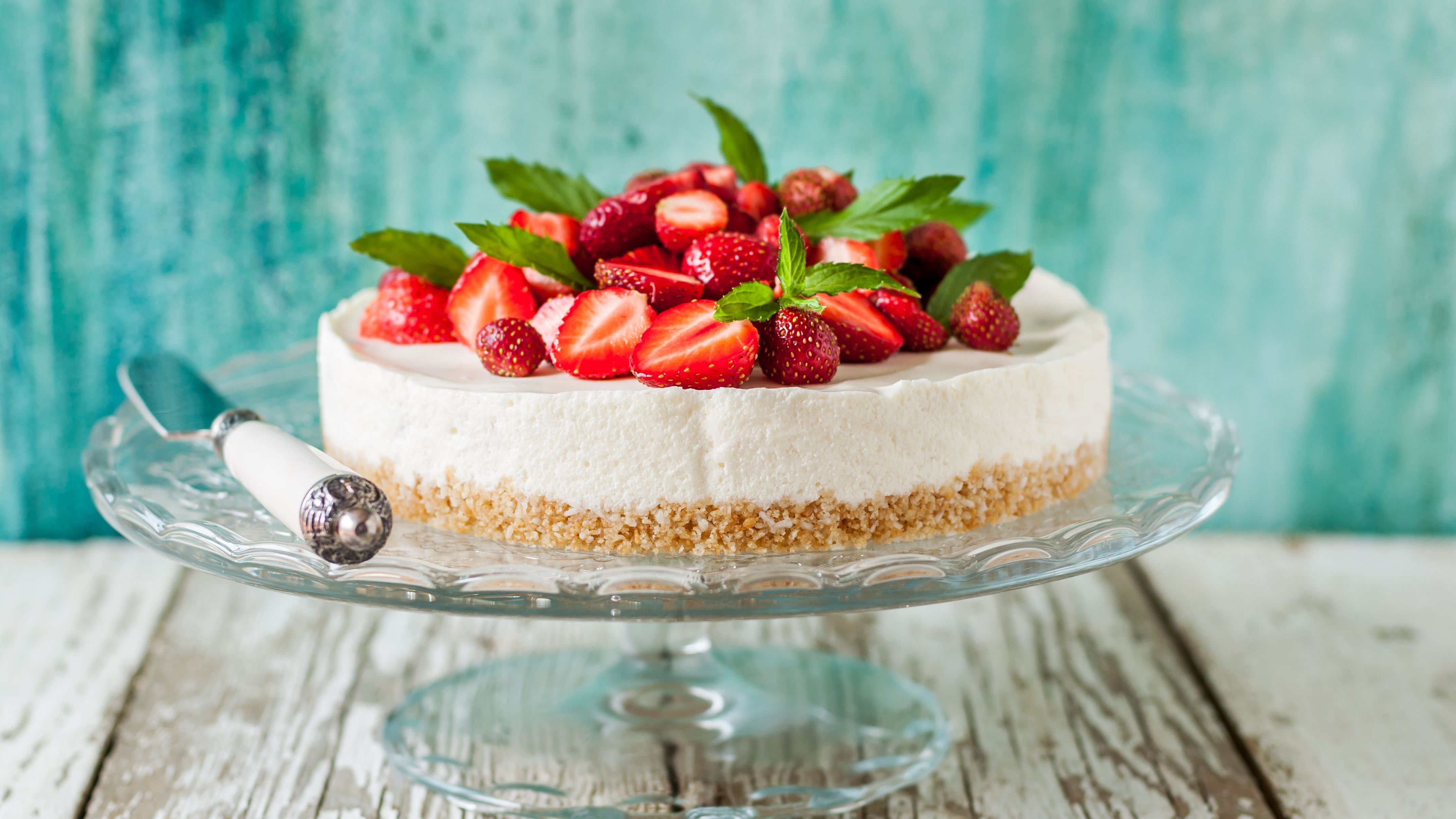 Unser Rezept für Backfaule, die auf Erdbeeren stehen: No-Bake Erdbeer-Cheesecake.