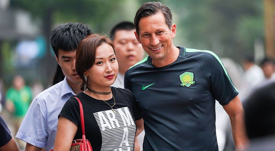 
                <strong>Roger Schmidt</strong><br>
                Nach drei Spielzeiten bei Bayer 04 Leverkusen wechselte der Trainer im Sommer zum chinesischen Erstligisten Beijing Guoan. Seit elf Ligaspielen steht er in der Verantwortung. Seine Bilanz: Fünf Siege, drei Unentschieden, drei Niederlagen. Die Mannschaft steht auf Tabellenplatz 8. Das stellt die Fans in Peking nicht zufrieden. Der Meister von 2009 zählt eigentlich zu den Spitzenmannschaften von China. Schmidt hat bis 2019 unterschrieben. Bis dahin soll es wieder aufwärts gehen.
              