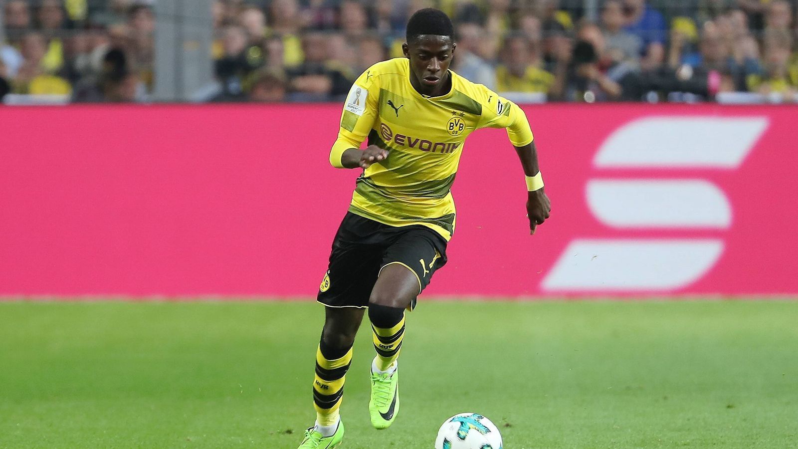 
                <strong>Platz 5 (geteilt): Ousmane Demebele (Borussia Dortmund) </strong><br>
                &#x2022; Strafe 100.000 Euro<br>Und wir bleiben beim BVB: Der hochveranlagte Flügelspieler wollte 2017 seinen Wechsel zum FC Barcelona mittels Streik erzwingen – und war erfolgreich! Nach einer Geldstrafe von 100.000 Euro und der Suspendierung aus der Mannschaft wechselte Dembele für 140 Millionen Euro nach Barcelona.
              