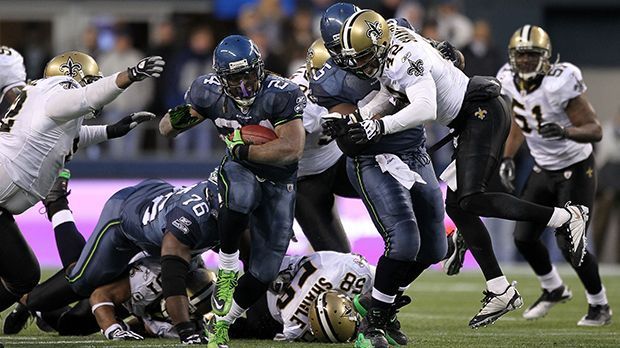 
                <strong>Marshawn Lynch Beast Quake</strong><br>
                Hier lieferte er einen der spektakulärsten Läufe aller Zeiten hin: "Beast Quake". Am 8. Januar 2011 brach er im Spiel gegen die New Orleans Saints NEUN (!) Tackle und erzielte einen 67-Yard-Touchdown. Lynchs Gedanken bei jedem Tackle: "Oh oh, there might be trouble."
              