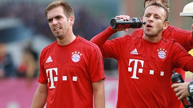 
                <strong>Das Rechtsverteidiger-Duo des FC Bayern</strong><br>
                Der FC Bayern scheint sich trotz einer bisher guten Saison noch einmal verstärken zu wollen. Auf der Position des Rechtsverteidigers sehen Karl-Heinz Rummenigge und Matthias Sammer laut "Bild" noch Bedarf. Dort tummeln sich mit Kapitän Philipp Lahm (32, li.) und Rafinha (30) zwei Spieler im gehobenen Fußballer-Alter. ran.de zeigt, an welche Profis die Münchner bei der Suche denken könnten.
              