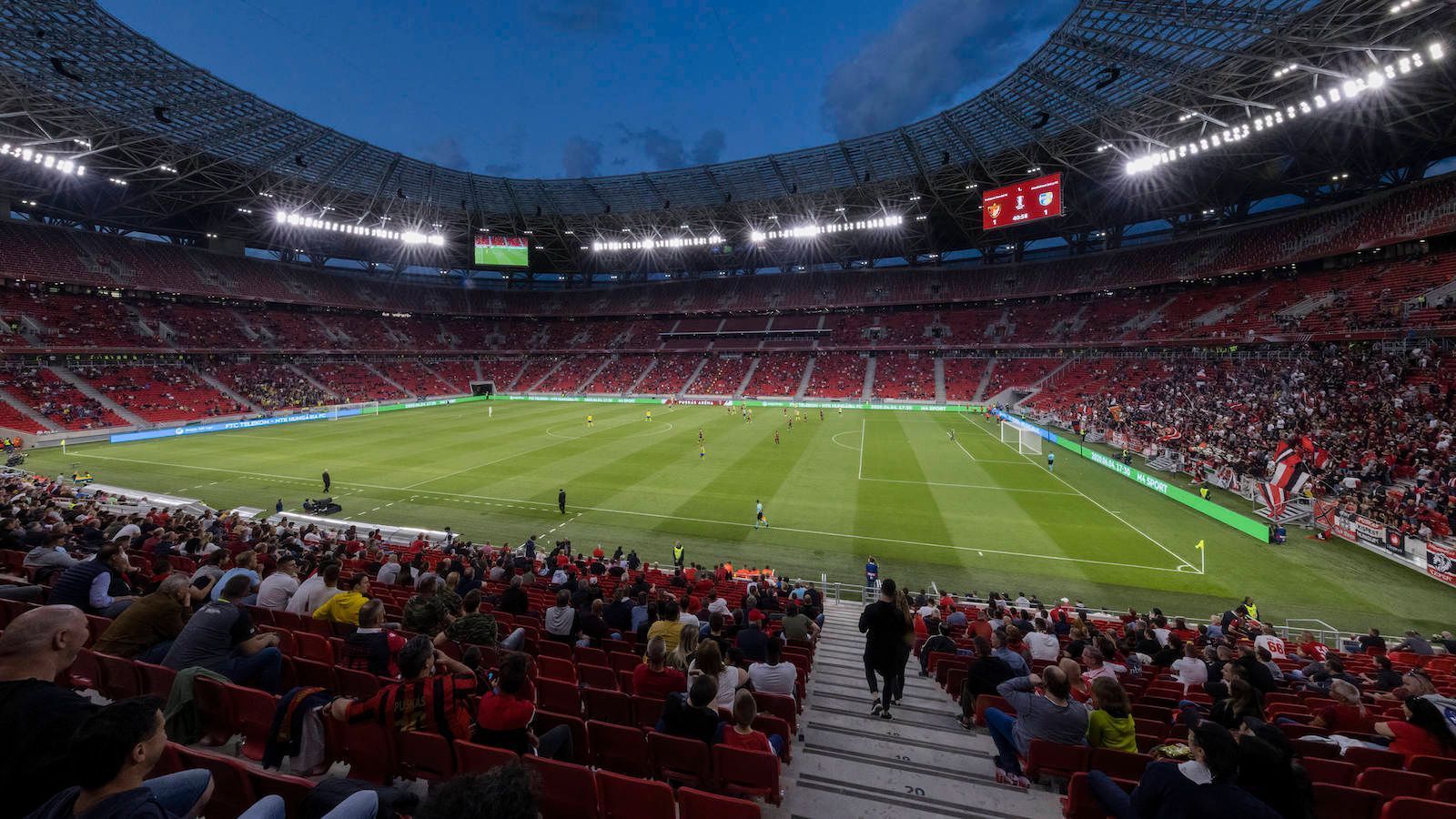 
                <strong>Auch in Serbien gibt es volle Tribünen</strong><br>
                Zum Ligaspiel zwischen Roter Stern Belgrad und Radnik Surdulica (4:1) kamen immerhin 14.381 Zuschauer in die Rajko-Mitic-Arena (57.000 Plätze). In Serbien sind seit dem 1. Juni Zuschauer zugelassen, müssen aber einen Sicherheitsabstand von einem Meter einhalten. Auch hier klappte das nicht besonders gut.
              