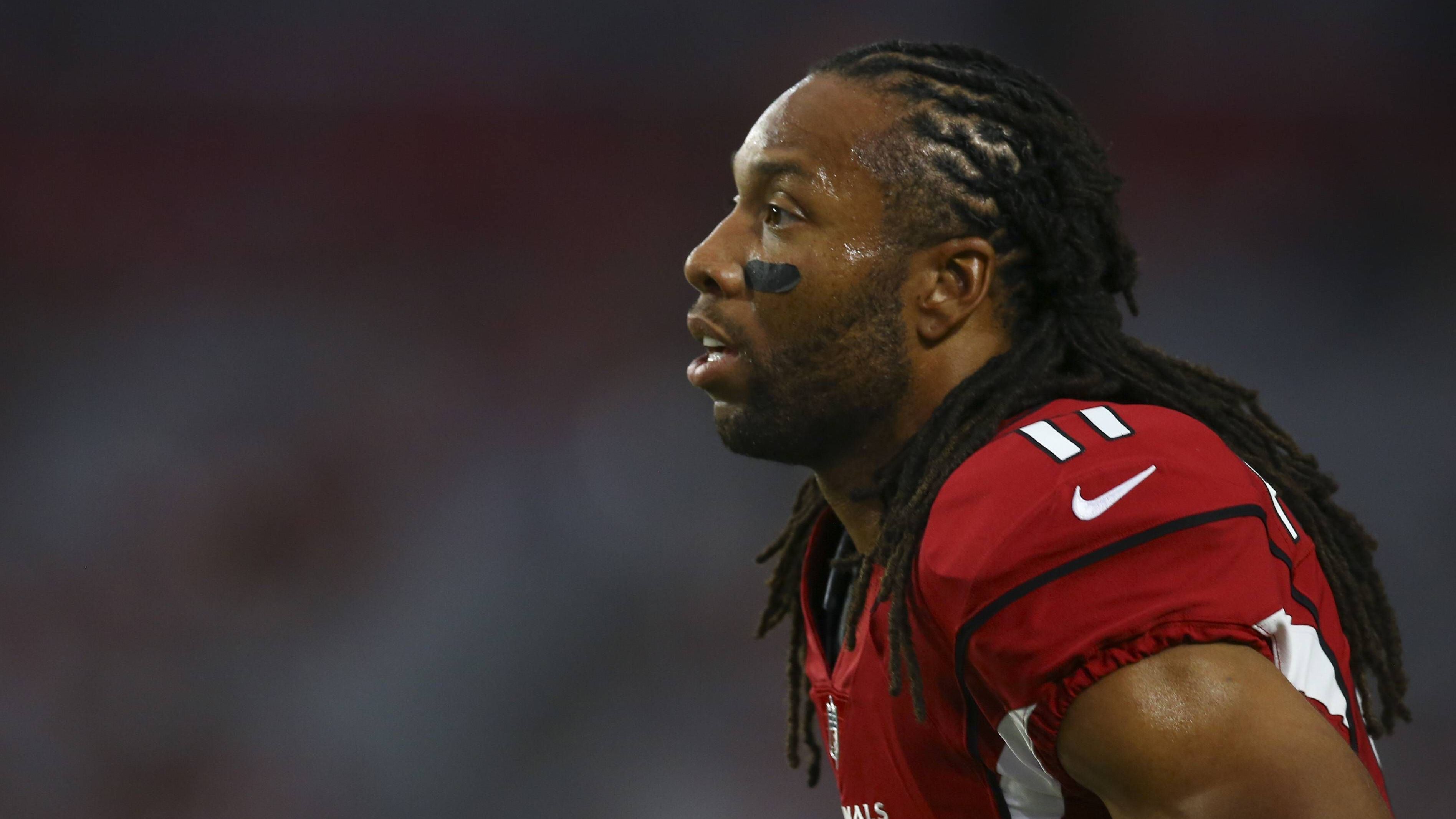 <strong>Wide Receiver: Larry Fitzgerald</strong><br>Es war ein knappes Ding! Auch Calvin "Megatron" Johnson oder Terrell Owens hätten den Platz verdient. Fitzgerald stand elf (!) Mal im Pro Bowl und war in seiner 17-jährigen NFL-Karriere nur bei einem Team: den Arizona Cardinals. Echte Treue!<br><em>Bank:<br>- Terrell Owens<br>- Calvin Johnson<br>- Andre Johnson&nbsp;<br>Knapp verpasst:<br>- Antonio Brown<br>- Julio Jones</em>