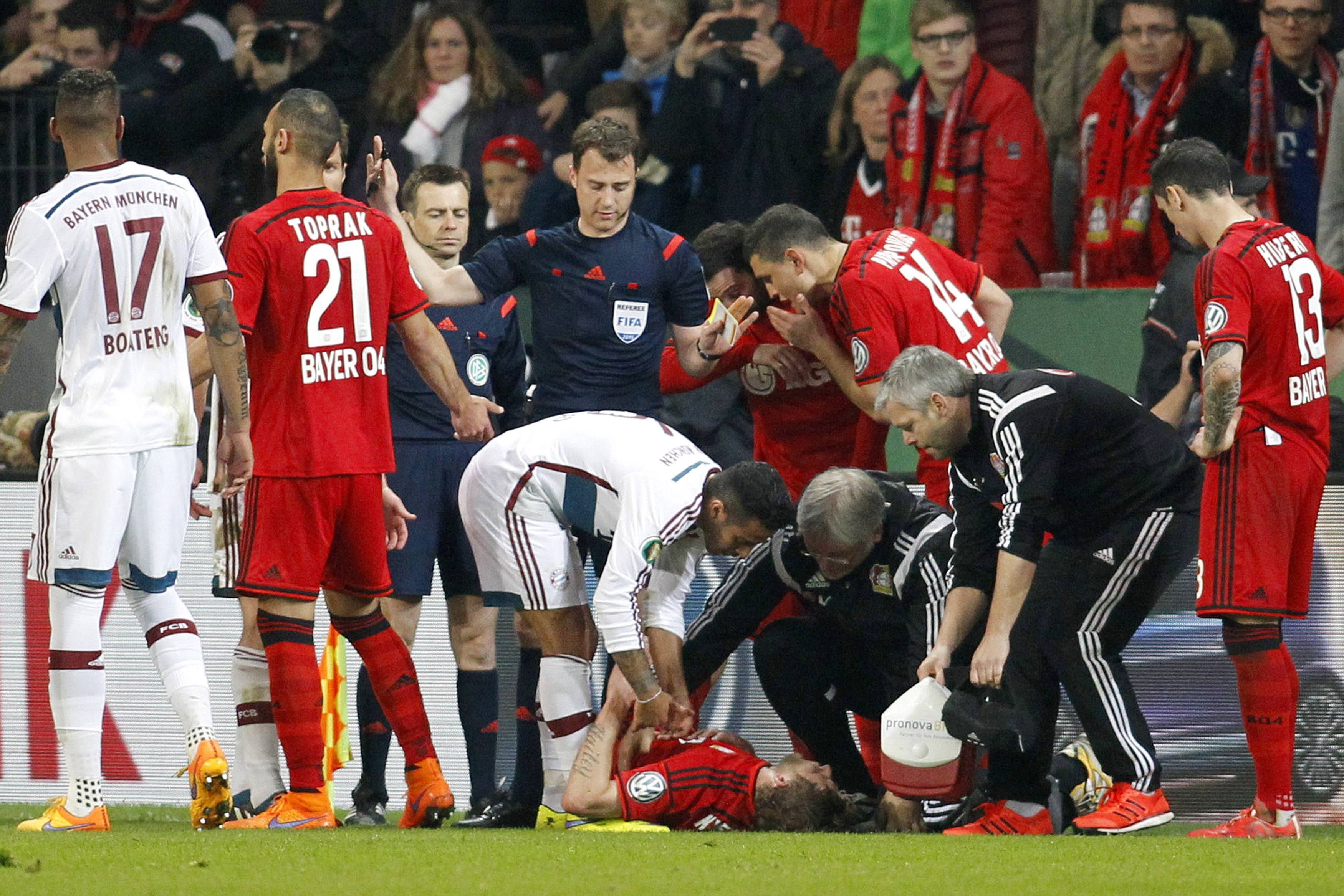
                <strong>Knockout</strong><br>
                ... denn der Stürmer musste verletzungsbedingt ausgewechselt werden. Für ihn kam Josip Drmic, der zu allem Übel seinen Elfmeter verschoss. Bayern München steht jetzt im Halbfinale des DFB-Pokals. Bayer Leverkusen kann sich nun voll auf die Bundesliga konzentrieren.
              