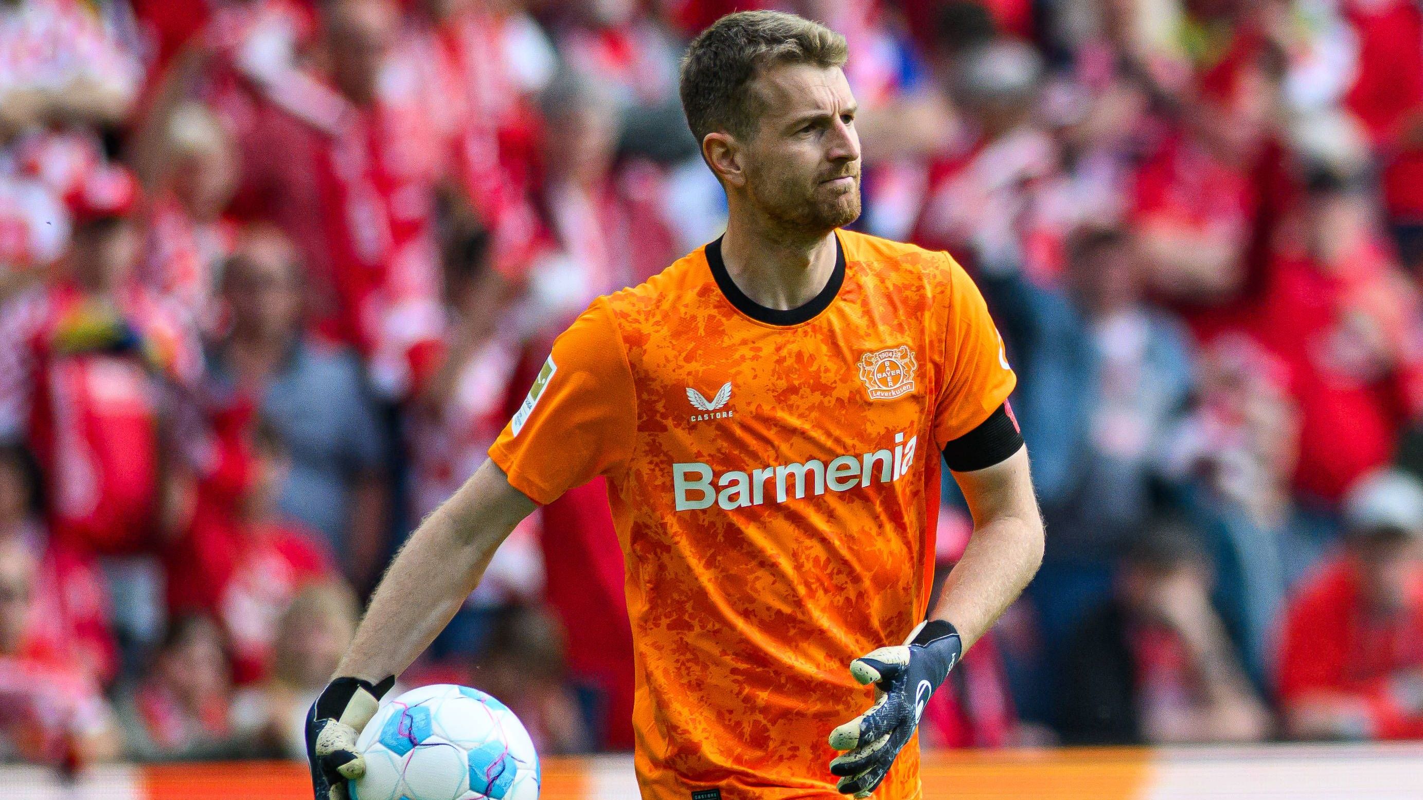 <em><strong>Lukas Hradecky (Bayer 04 Leverkusen)</strong><br>Bayer Leverkusen droht der nächste Abgang. Laut übereinstimmenden Berichten von Fabrizio Romano und "Sky" wurde eine vollständige Einigung zwischen Lukas Hradecky und der AS Monaco erzielt. Der finnische Torhüter möchte den Werksklub wohl verlassen, um weiter als Nummer eins zu agieren. Bei Leverkusen soll Mark Flekken in diese Rolle schlüpfen. Auch die beiden Vereine stehen demnach bereits im Austausch.</em>