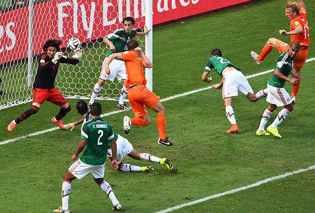 
                <strong>Niederlande vs. Mexiko (2:1): Ochoa hält blind</strong><br>
                Unfassbare Szene: Mexiko-Keeper Ochoa hält den Kopfball aus maximal drei Metern mit geschlossenen Augen.
              