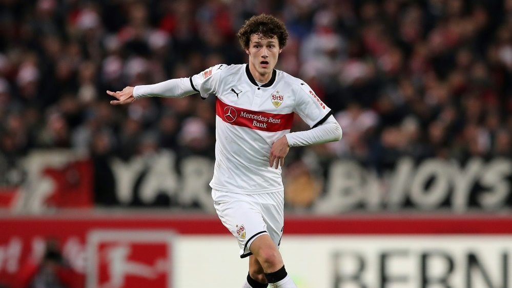<strong>Benjamin Pavard (Inter Mailand)</strong><br>2016 kam der Franzose von Lille zum VfB Stuttgart nach Deutschland. Mit dem VfB ging es zwar in die 2. Bundesliga, doch der in der Verteidigung innen wie rechts einsetzbare Spieler war am direkten Wiederaufstieg entscheidend mitbeteiligt und wechselte 2019 für 35 Millionen Euro zum FC Bayern, wo er unter Hansi Flick 2020 das Sextuple gewann. Von dort ging es 2023 weiter zu den Mailändern.