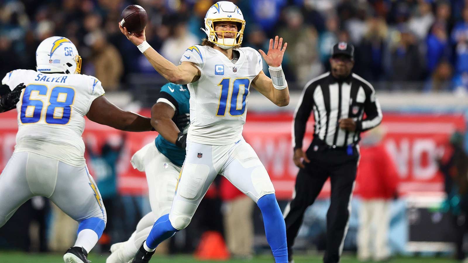 
                <strong>Los Angeles Chargers - Justin Herbert, Quarterback</strong><br>
                Seit drei Jahren mischt Justin Herbert inzwischen die NFL auf. In seiner Rookie-Saison 2020 übernahm er den Job als Starter bei den Los Angeles Chargers, nachdem der Team-Arzt dem etatmäßigen Quarterback, Tyrod Taylor, versehentlich die Lunge punktiert hatte. Seitdem ist Herbert einer der besten Spielmacher der Liga. 2021 knackte er erstmals die Marke von 5000 Passing Yards in einer Spielzeit. In der vergangenen Saison konnte der 25-Jährige die Chargers trotz einer Rippen-Verletzung erstmals in die Playoffs führen, wo gegen die Jacksonville Jaguars von Trevor Lawrence allerdings schon in der Wild Card Round Schluss war, nachdem Los Angeles einen 27-Punkte-Vorsprung verspielte. 2023 wird Herbert auf mehr hoffen.Honorable Mentions: Offensive Tackle Rashawn Slater, Wide Receiver Quentin Johnston
              