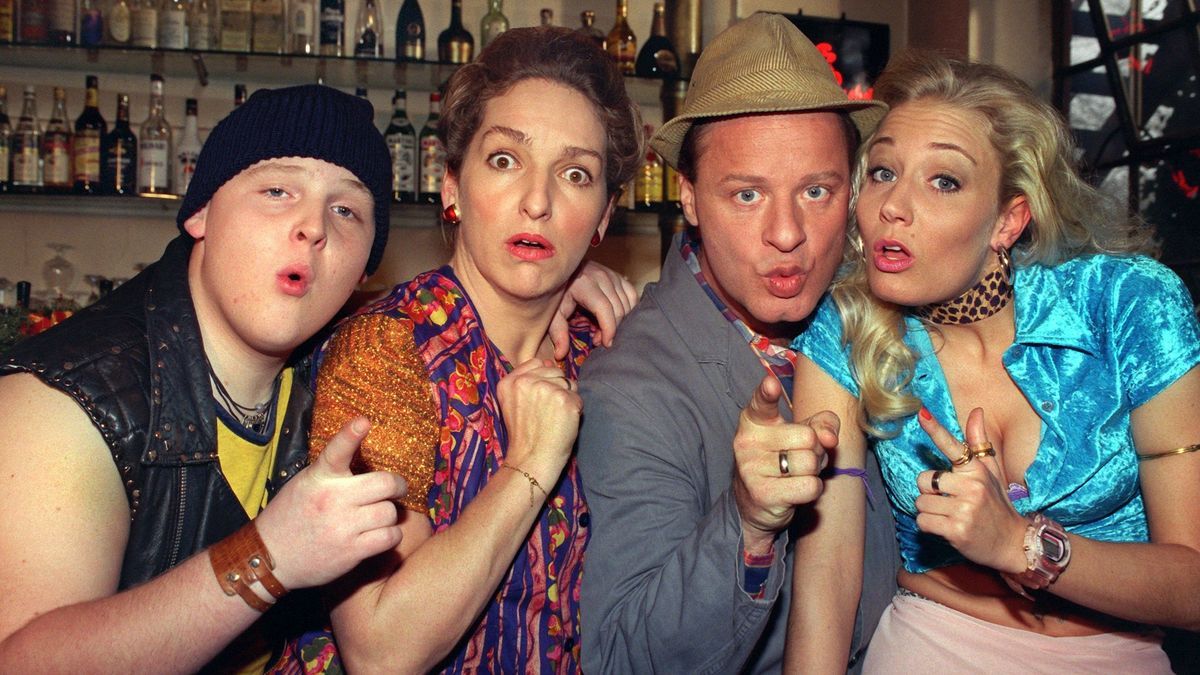  Axel Stein, Irene Schwarz, Tom Gerhardt und Janine Kunze waren die Stars der SAT.1-Sitcom "Hausmeister Krause - Ordnung muß sein" - doch was wurde aus ihnen?