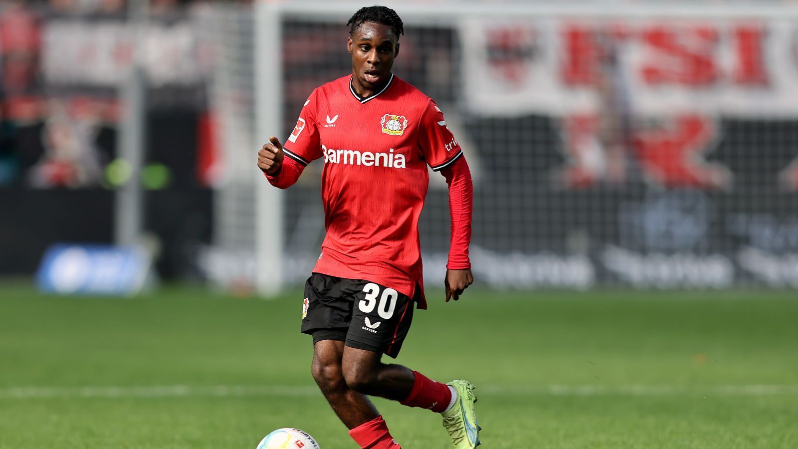 
                <strong>Jeremie Frimpong (Niederlande/Bayer Leverkusen)</strong><br>
                &#x2022; Marktwert: 25 Millionen Euro<br>&#x2022; Alter: 21 Jahre<br>&#x2022; Position: Rechtsverteidiger<br>
              