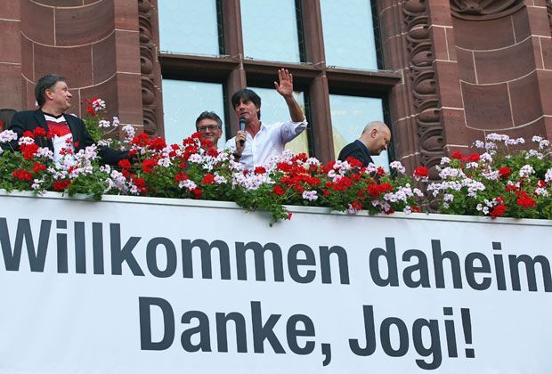 
                <strong>Freiburg feiert "Popstar" Löw</strong><br>
                Joachim Löw ist zwei Monate nach dem Titel-Gewinn in Brasilien zurück im Breisgau. Freiburgs Oberbürgermeister Dieter Salomon hatte den Bundestrainer eingeladen. Doch der Politiker kam nicht allein ...
              
