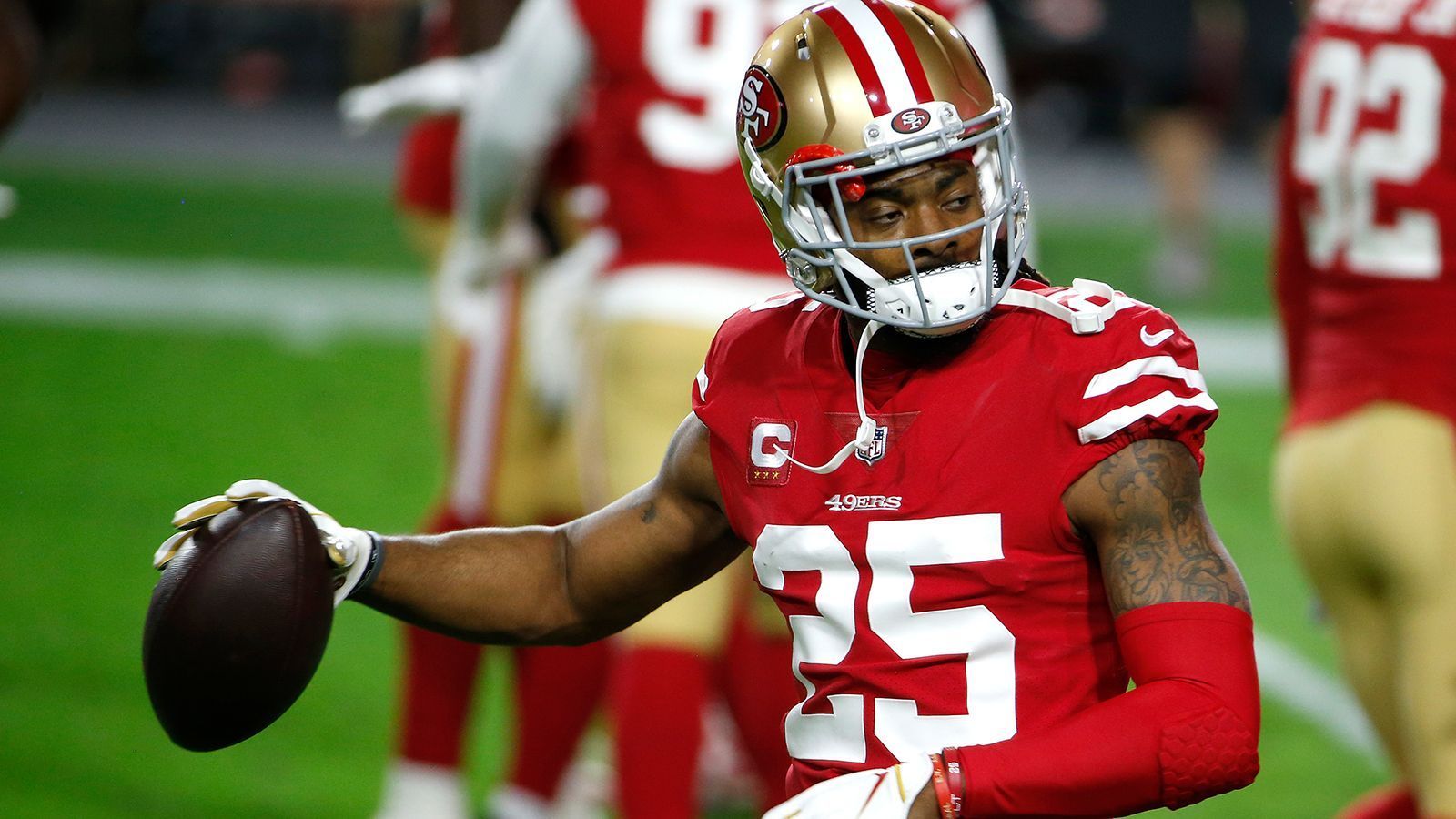 
                <strong>Richard Sherman (Cornerback)</strong><br>
                Richard Sherman musste bei den San Francisco 49ers nach Ablauf seines Vertrags die Koffer packen. In seinen drei Spielzeiten für die Kalifornier gelangen dem Star-Cornerback 112 Tackles, ein Sack sowie vier Interceptions, von denen er eine zum Pick Six in die gegnerische Endzone trug. Zuvor war er bei den Seattle Seahawks ein Teil der gefürchteten "Legion of Boom". Zuletzt hatte er im Zuge von polizeilichen Ermittlungen wegen eines nächtlichen Vorfalls mentale Probleme öffentlich gemacht und scheint eine Auszeit nehmen zu wollen, um sich sammeln zu können.
              