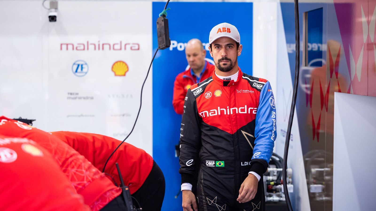 
                <strong>Jeder kann gewinnen</strong><br>
                Und: Sportlich gibt es keinen absoluten Überflieger. Weiß auch Lucas di Grassi, der 2017 die Gesamtwertung gewann: "Die Meisterschaft wird immer härter. Jeder kann auf der Pole stehen, jeder kann das Rennen gewinnen." Was kann es für den neutralen Fan Schöneres geben?
              