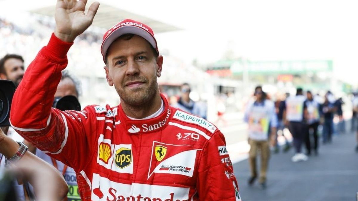 Sebastian Vettel bekommt einen Chip in den Handschuh.