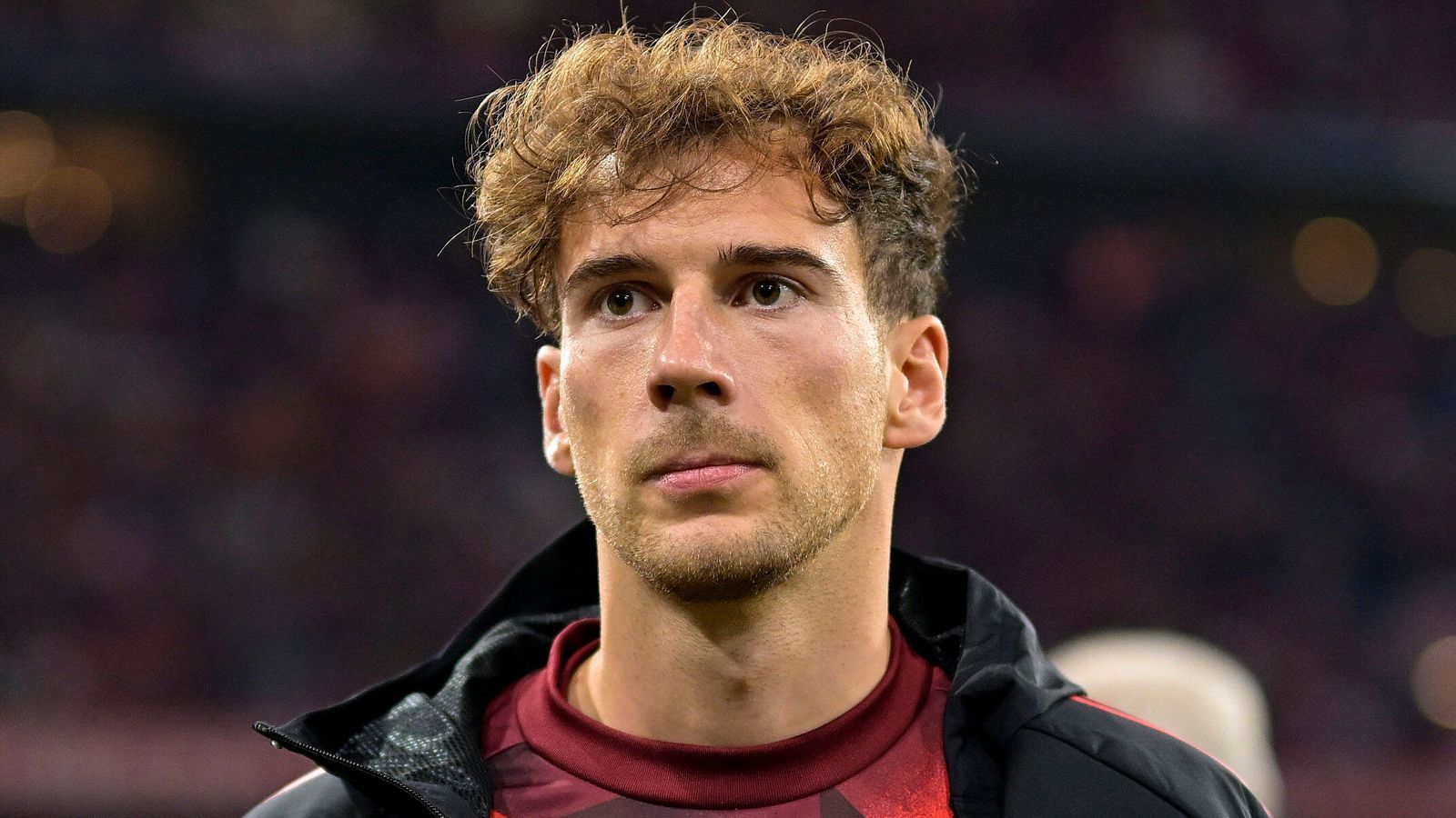 
                <strong>Leon Goretzka</strong><br>
                Muss nach überstandener Corona-Erkrankung zunächst auf der Bank Platz nehmen, ehe nach 65 Minuten für Sabitzer kommt. Hilft unauffällig mit, den Sieg über die Zeit zu bringen. Scheitert kurz vor Schluss am Außennetz (90.). Ohne Bewertung
              