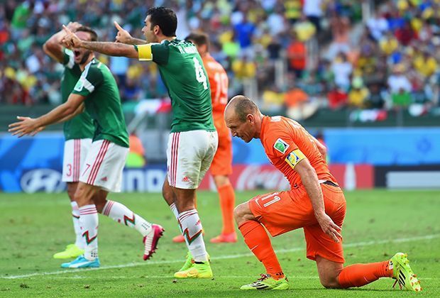 
                <strong>Niederlande vs. Mexiko: Da ist der Pfiff!</strong><br>
                ... versucht weiter alles, um Fouls und vor allem einen Strafstoß zu provozieren. Beim Stand von 1:1 klappt es in der Nachspieltzeit. Robben will den Elfer unbedingt und bekommt ihn auch.
              