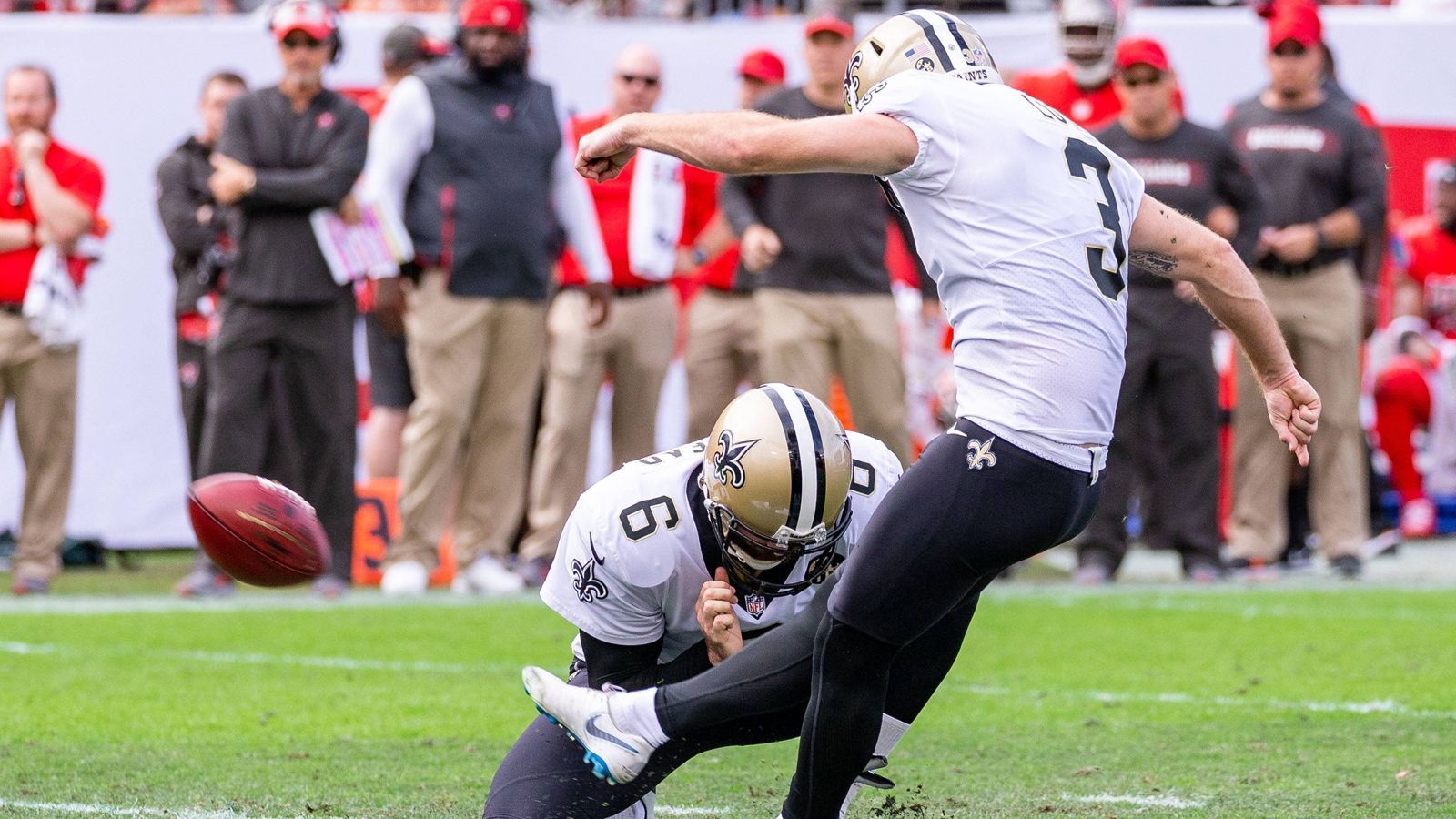 
                <strong>Wil Lutz (New Orleans Saints)</strong><br>
                Der 24-Jährige ist der einzige Kicker in den Conference Championship Games, der nicht gedraftet wurde. Im Jahre 2016 erhielt er dennoch einen Vertrag bei den Baltimore Ravens, konnte sich gegen Justin Tucker allerdings nicht durchsetzen und wurde vor dem Saisonstart wieder entlassen. Daraufhin erhielt er eine Chance bei den New Orleans Saints, wo er sich gegen dessen Stamm-Kicker Kai Forbath durchsetzte.
              