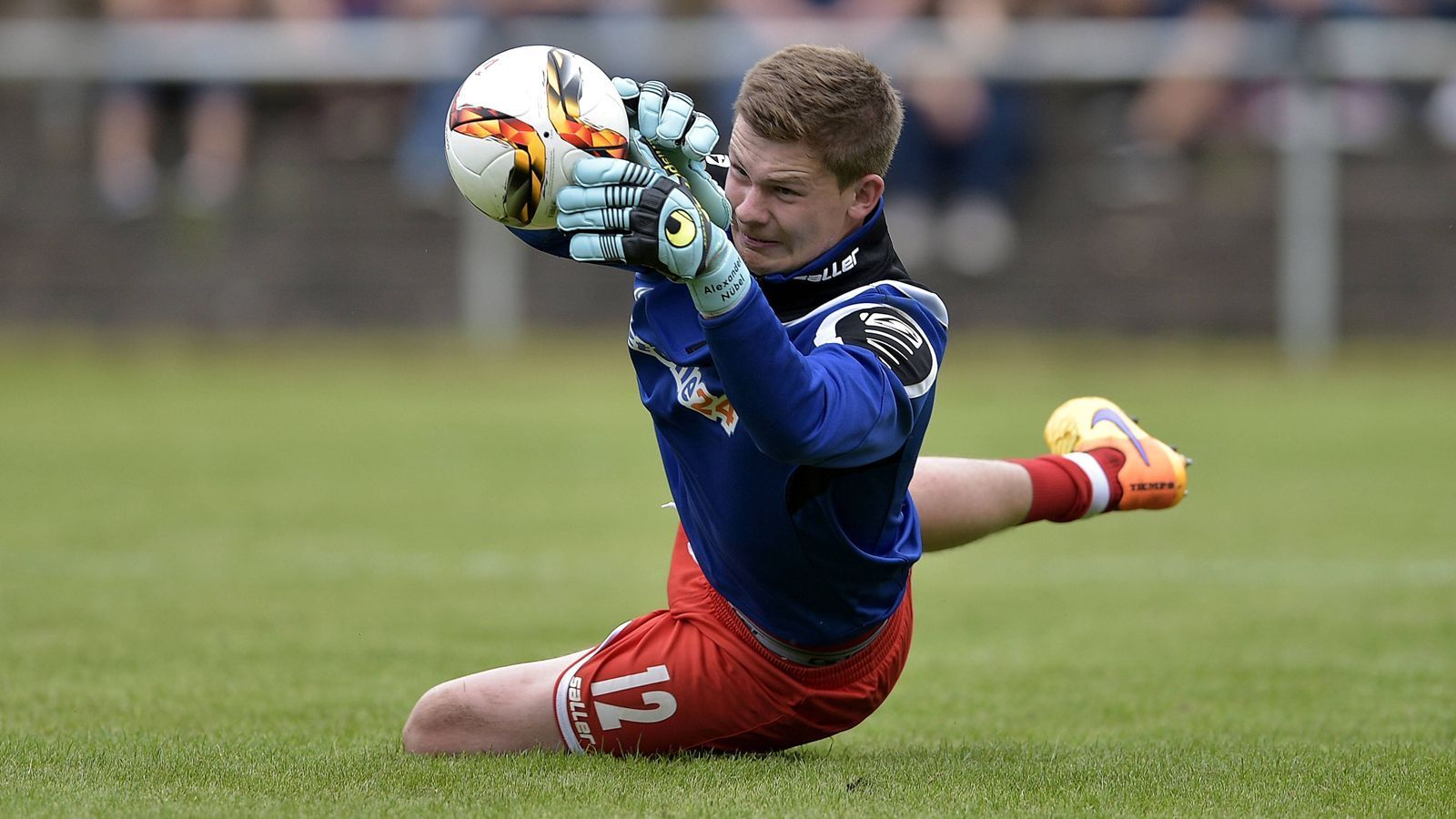 
                <strong>Alexander Nübel</strong><br>
                Bevor Alexander Nübel das Abenteuer Schalke 2015 startete, spielte er zehn Jahre lang in seiner Heimat beim SC Paderborn. Dort durchlief er von der Jugend bis zur U19 die verschiedenen Nachwuchsmannschaften, ehe er für eine Spielzeit ins Profi-Team berufen wurde. Er kam zwar nur in der zweiten Mannschaft der Paderborner zum Einsatz, konnte sich währenddessen aber dennoch für einen Wechsel nach Gelsenkirchen empfehlen. 600.000 Euro Ablöse überwiesen die Schalker im Sommer 2015 nach Paderborn.
              