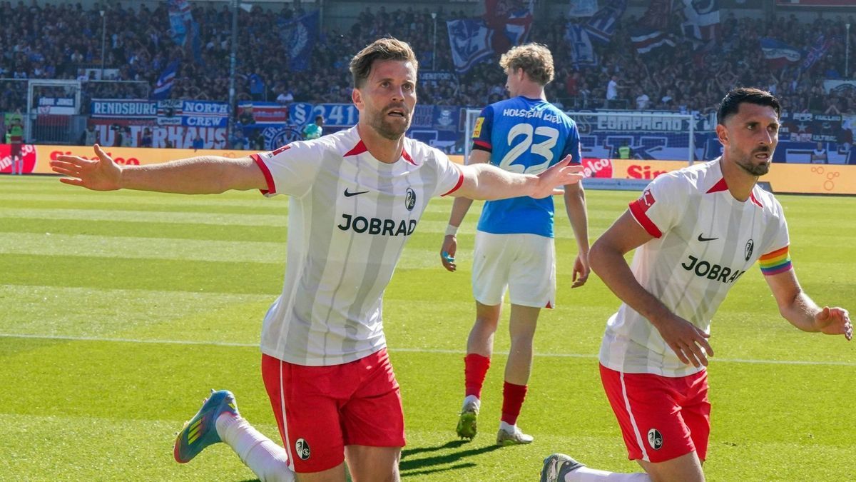 Lukas Höler jubelt über seinen Treffer in Kiel