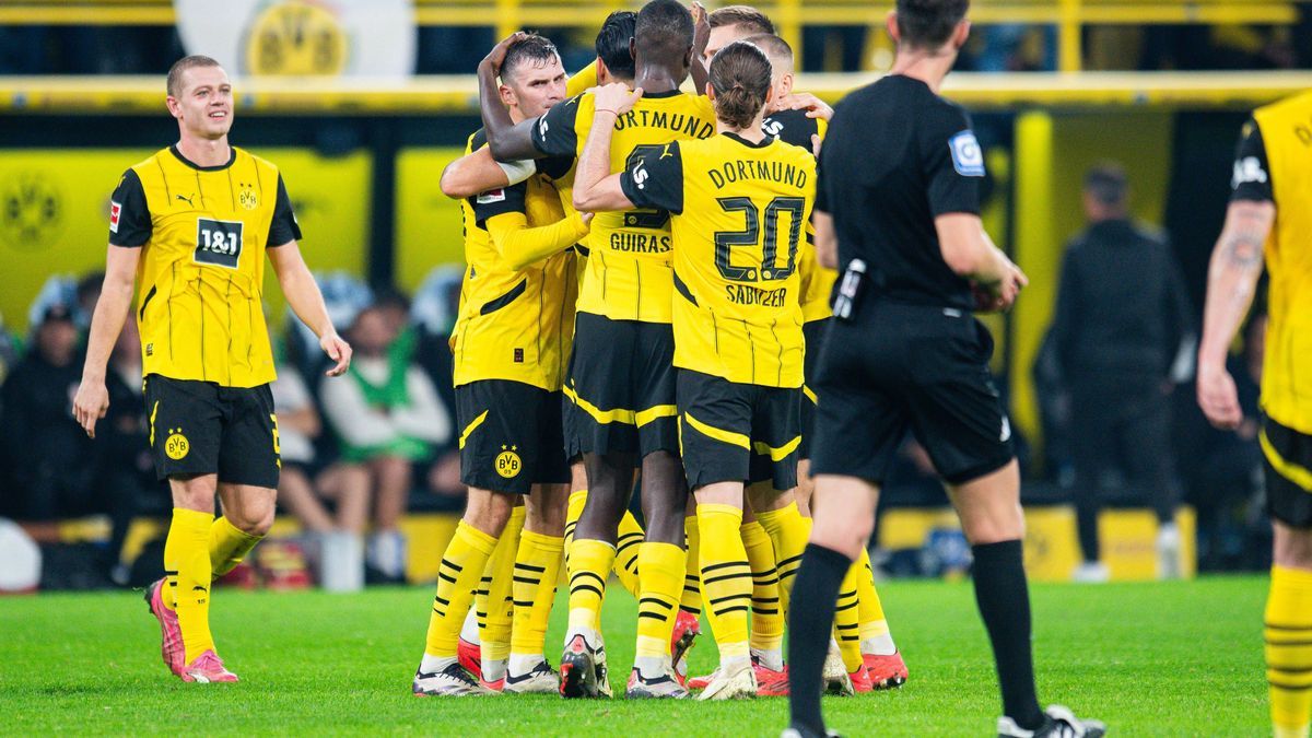 18.10.2024 - Fußball, 2024 2025, 1. Bundesliga, 7. Spieltag, Borussia Dortmund - FC St. Pauli: Torjubel zum 1:0 von Rami Bensebaini (Dortmund), (L-R) Julian Ryerson (Dortmund), Pascal Groß (Dortmun...