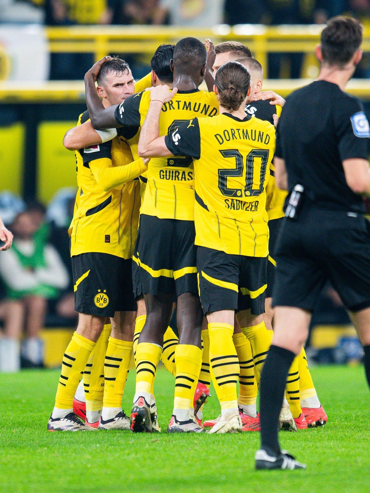 18.10.2024 - Fußball, 2024 2025, 1. Bundesliga, 7. Spieltag, Borussia Dortmund - FC St. Pauli: Torjubel zum 1:0 von Rami Bensebaini (Dortmund), (L-R) Julian Ryerson (Dortmund), Pascal Groß (Dortmun...