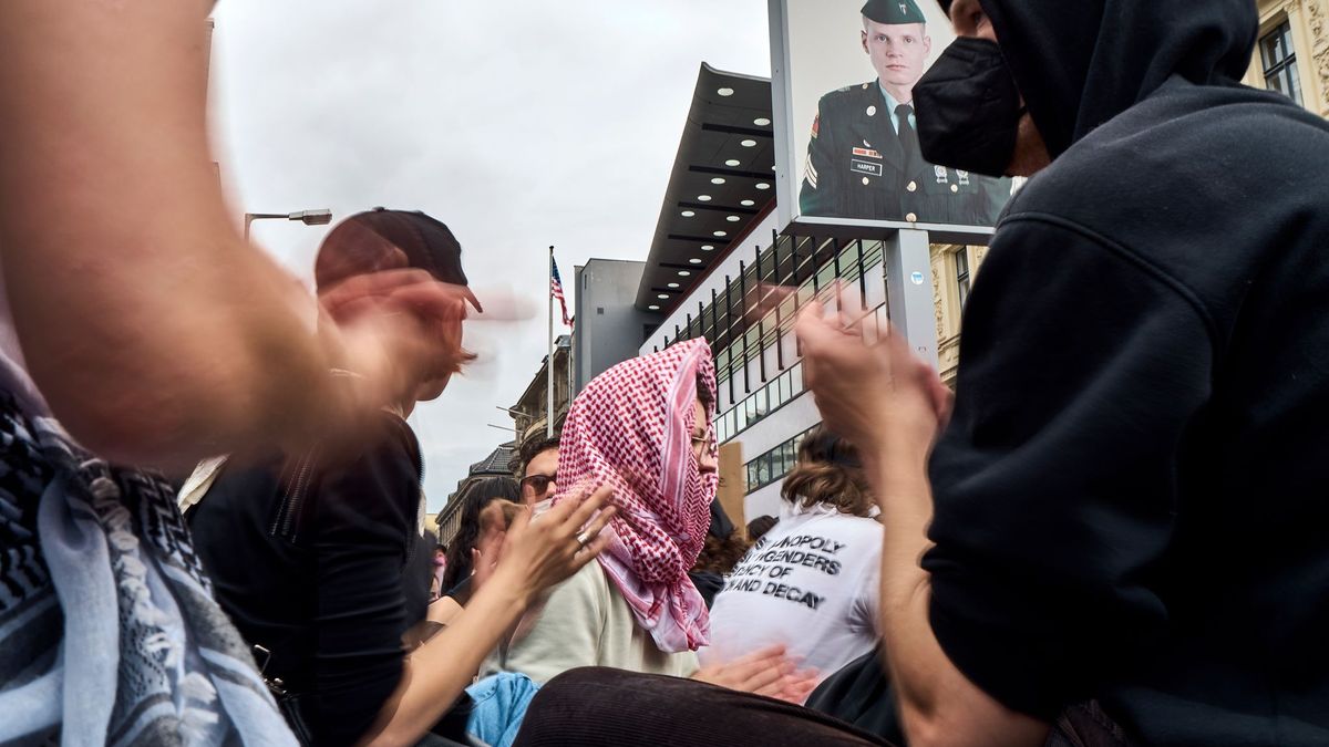 Protest am Checkpoint Charlie in Berlin 