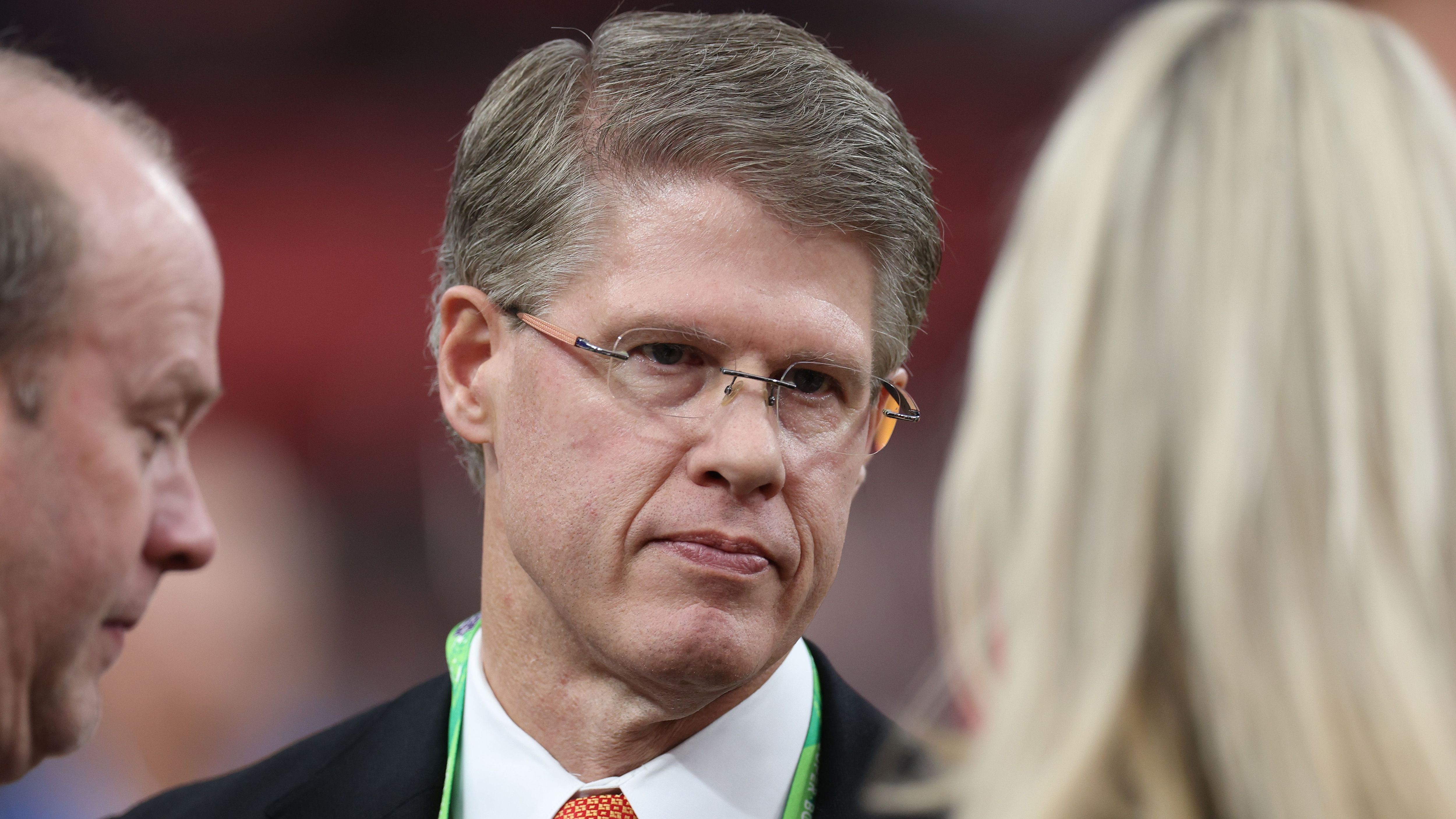 <strong>Verantwortliche schließen Umzug nicht aus<br></strong>Laut CEO Clark Hunt wolle man sich ohne die Unterstützung der öffentlichen Gelder nicht langfristig binden. Der aktuelle Mietvertrag für das Arrowhead läuft noch bis 2031. Auch Präsident Mark Donovan sagte bereits vor mehreren Wochen, dass man einen Umzug nicht ausschließe, allerdings einen Verbleib in Kansas City präferiere (<a href="https://www.ran.de/sports/american-football/nfl/news/nfl-kansas-city-chiefs-vor-umzug-wichtige-abstimmung-in-missouri-ergebnis-bekannt-356444">mehr Infos unter diesem Link</a>).