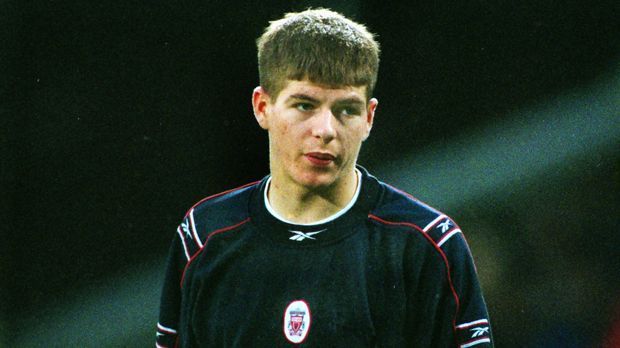 
                <strong>Steve Gerrard 1998</strong><br>
                Steven Gerrard - 1998. Mit 18 Jahren wirkt Gerrard allerdings noch etwas unsicher. Auch in puncto Frisur hatte der junge "Stevie G." noch nicht die beste Beratung. 
              