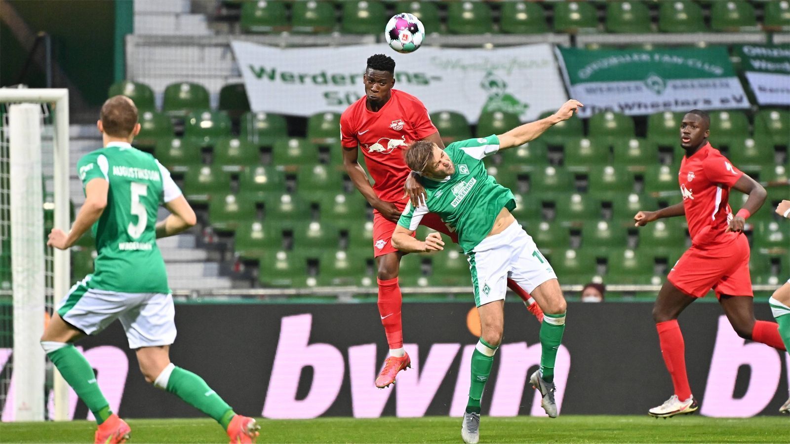 
                <strong>Bremen startet gallig ins Spiel </strong><br>
                Und die Nachricht schien angekommen zu sein. Auf dem Platz legen die Gastgeber von Beginn an eine andere Einstellung als in den vergangenen Wochen an den Tag. Bremen ist gallig, wirft sich in die Zweikämpfe und macht Leipzig so das Leben schwer. Zwar hat Stürmer Sörloth bereits nach vier Minuten eine dicke Chance, anschließend zeigt sich Bremen aber auch offensiv erstaunlich mutig. 
              