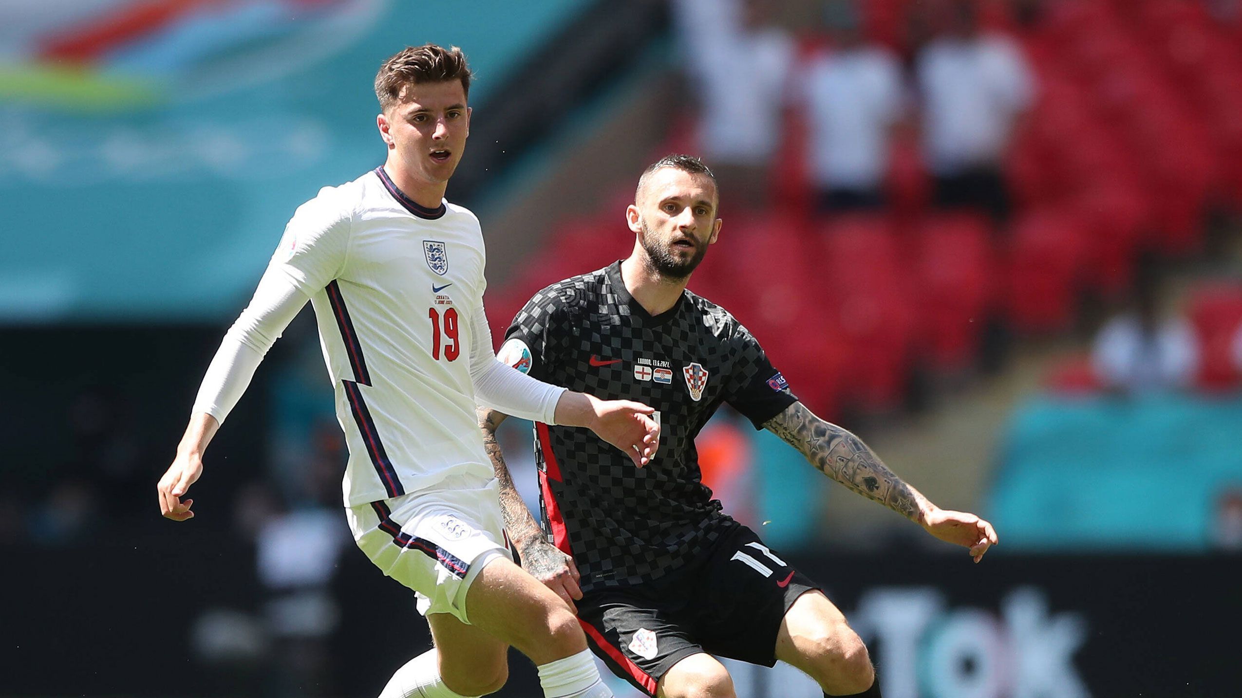 
                <strong>Mason Mount (England)</strong><br>
                Beim Offensivspiel kreativ und einsatzbereit, kurbelt immer wieder die Angriffe an. Zumindest in der ersten halben Stunde. Hält sich danach zeitweise deutlich zurück, nicht mehr so spritzig. Wenn er Tempo aufnimmt, wird es aber gefährlich. Oft kommt das in der zweiten Hälfte aber nicht mehr vor. ran-Note: 3
              