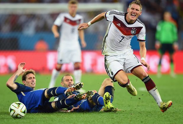 
                <strong>13.7.2014: Deutschland - Argentinien 1:0</strong><br>
                Die DFB-Auswahl um Bastian Schweinsteiger (r.) kämpft gegen Argentinien um den vierten WM-Titel. Nach 1986 und 1990 ist es schon das dritte Aufeinandertreffen beider Nationen in einem WM-Endspiel.
              