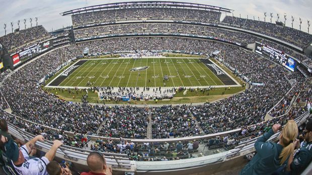 
                <strong>Lincoln Financial Field (Philadelphia)</strong><br>
                Lincoln Financial Field (Philadelphia): Die Heimstätte des NFL-Teams Philadelphia Eagles fasst 69.176 Zuschauer und wurde im August 2003 eröffnet. Zuletzt wurde es zwischen 2013 und 2015 noch einmal renoviert. Auch das MLS-Team Philadelphia Union mit dem Ex-Schalker Tranquillo Barnetta trägt im Lincoln Finacial Field seine Heimspiele aus. In Philadelphia werden drei Vorrundenspiele ausgetragen: USA - Paraguay, Uruguay - Venezuela und Chile - Panama.
              