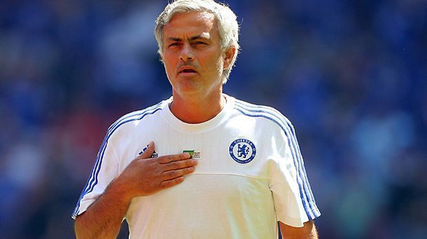 
                <strong>Jose Mourinho</strong><br>
                Jose Mourinhos Antwort ließ nicht lange auf sich warten. "Rafa Benitez war nur bei Inter Mailand mein direkter Nachfolger, und dort hat er innerhalb von sechs Monaten die damals beste Mannschaft Europas zerstört. Würde sie besser auf die Ernährung ihres Mannes achten, hätte sie weniger Zeit, über mich zu reden", sagte der Chelsea-Trainer.
              