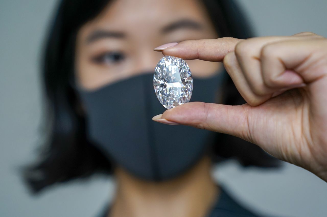 Dieser 100 Karat-Diamant stammt aus Kanada. Er besteht aus Kohlenstoff, der in der Tiefe zusammengepresst wurde.