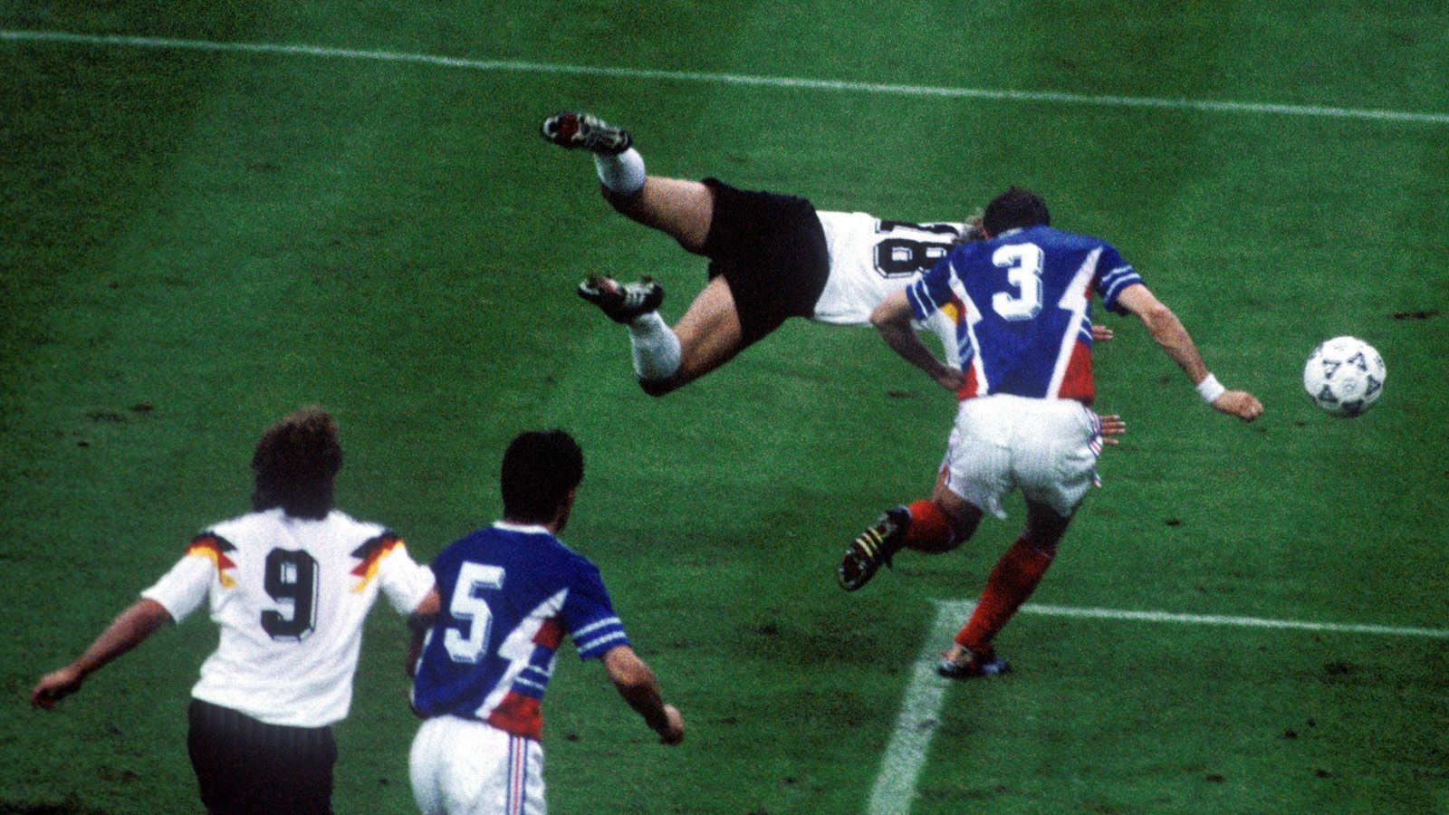 
                <strong>WM 1990: Deutschland - Jugoslawien</strong><br>
                Für das zweite Tor sorgte Klinsmann selbst mit einem artistischen Kopfball. Wieviele Likes er heute dafür wohl auf Facebook bekommen würde?
              