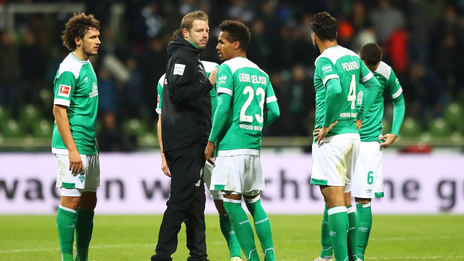 
                <strong>Werder Bremen</strong><br>
                Der SV Werder Bremen hat am 34. Spieltag ein Feuerwerk abgebrannt und durch einen 6:1-Kantersieg gegen Köln den Notausgang in Richtung Abstiegs-Relegation erreicht. Diese Tatsache kann aber nicht darüber hinwegtäuschen, dass die Mannschaft um Trainer Florian Kohfeldt eine katastrophale Saison 2019/20 gespielt hat. Denn eigentlich war die Zielsetzung für die Norddeutschen eine ganz andere. Vor allem im heimischen Weserstadion waren die Bremer über die Saison hinweg desolat, konnte nur zwei von 17 Begegnungen gewinnen. Bis vor dem hohen Sieg gegen die Kölner erzielte Werder in der gesamten Saison zuhause bei 16 Auftritten lediglich neun Treffer.
              